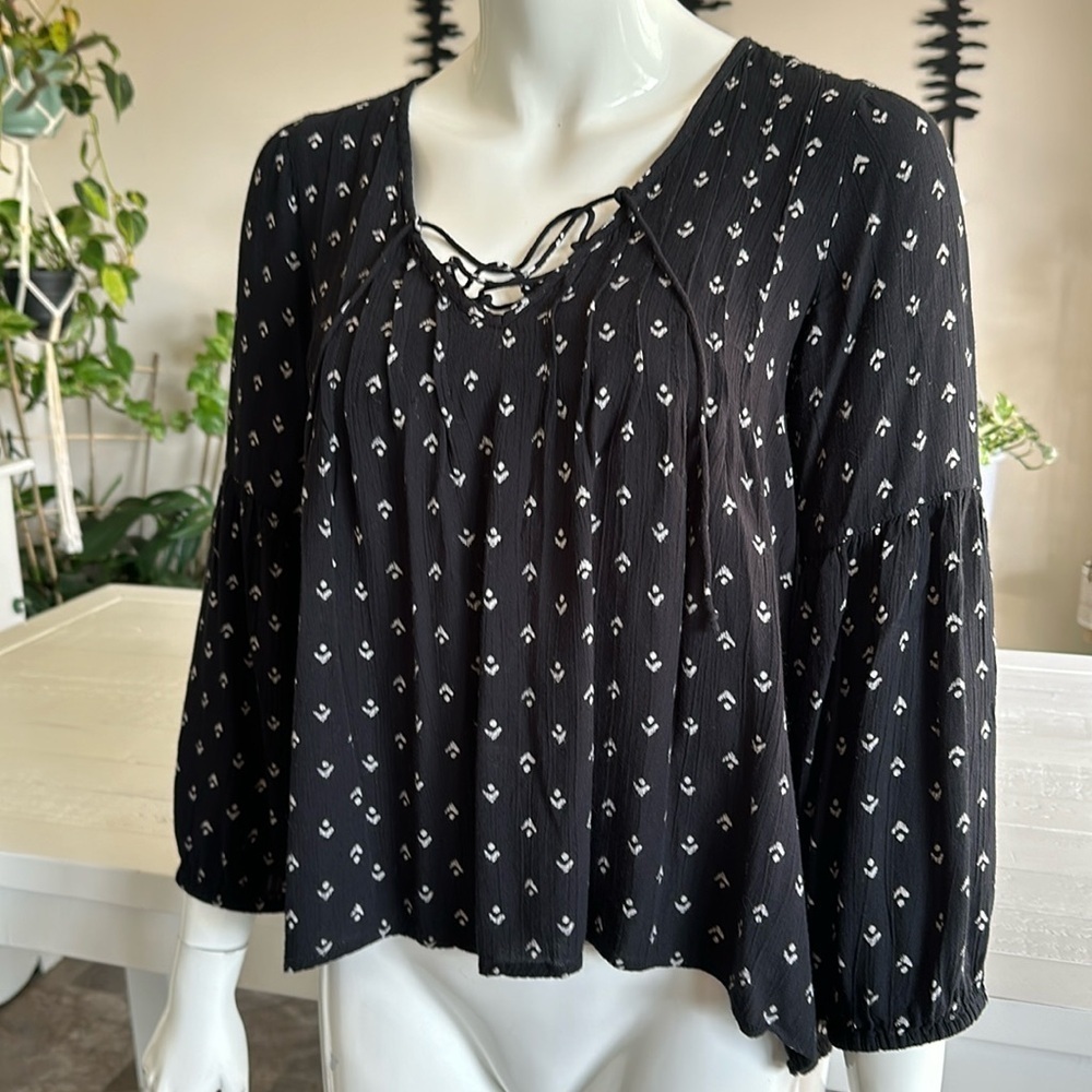 Billabong boho size small 100% rayon summer print black-and-white blouse